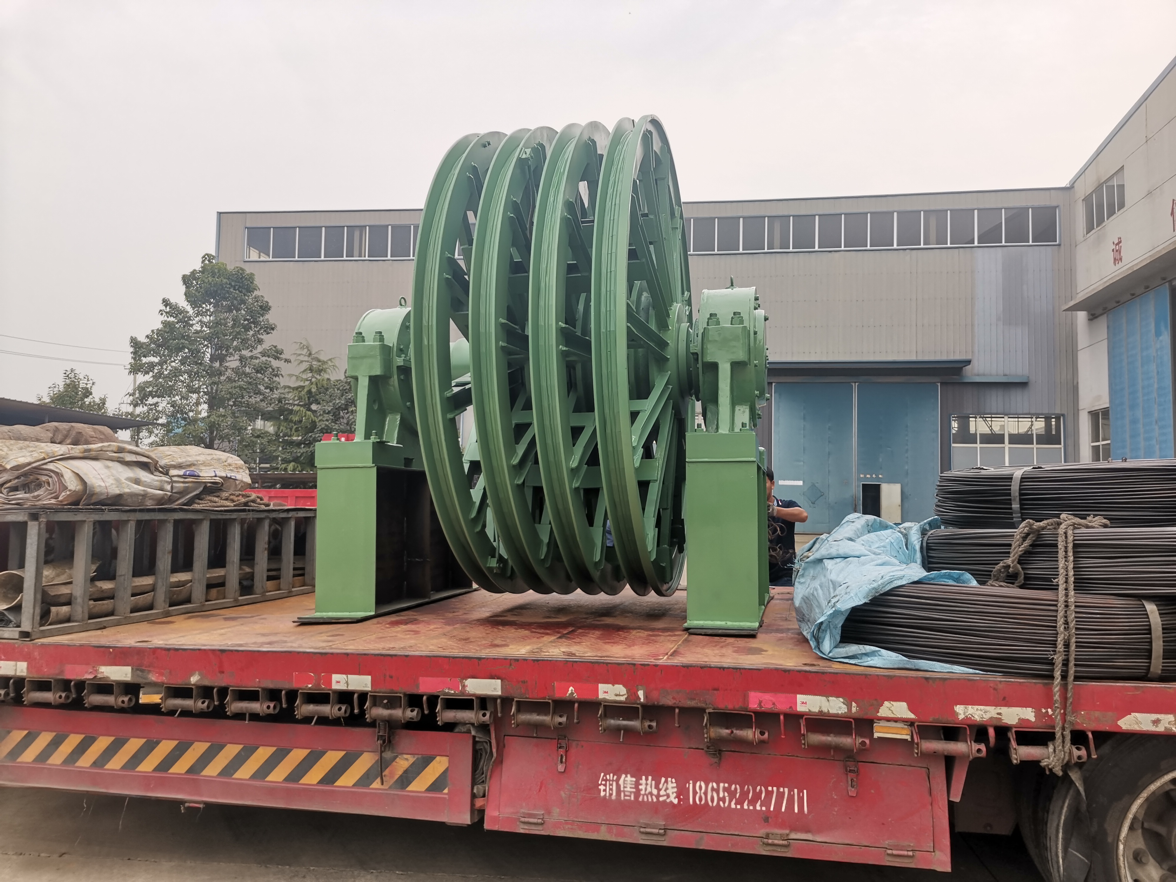 Mine hoist head sheave delivery